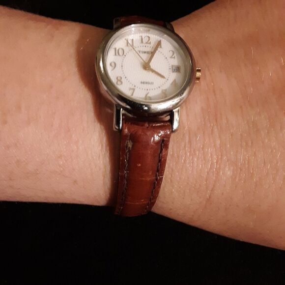 Timex with a burgundy leather band - Picture 7 of 7